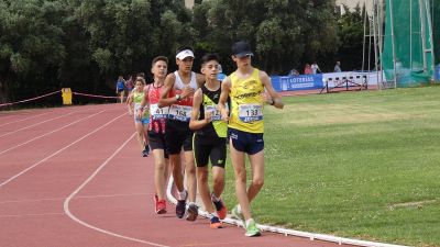Gabriel González, con la camiseta amarilla, en la prueba de los 2.000 metros marcha