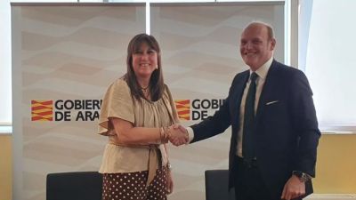 La consejera de Sanidad, Sira Repollés, y el presidente del Ilustre Colegio Oficial de Odontólogos y Estomatólogos de Aragón, Jaime Alfonso. Foto: Gobierno de Aragón.