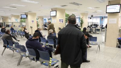 Varias personas esperan en una oficina de la Agencia Tributaria. / Europa Press