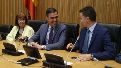 El presidente del Gobierno, Pedro Sánchez (c), junto con la número dos del partido, Cristina Narbona y su portavoz en el Congreso, Héctor Gómez. Foto: EFE.