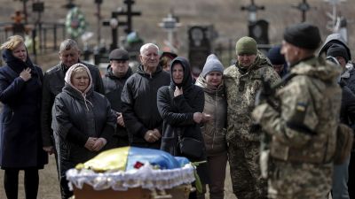 Familiares y compañeros se despiden de un soldado en el cementerio de Yuzhne en Ucrania. / Foto: EFE.