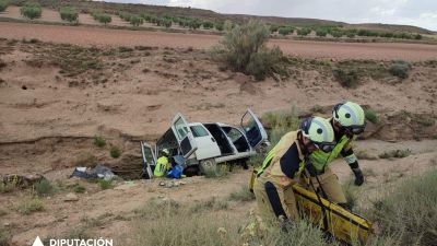 El vehículo ha quedado encajado en un barranco. / Foto: Diputación de Zaragoza.