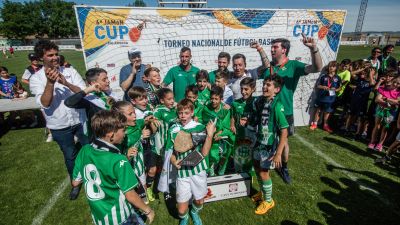 Los jugadores del Betis levantan el trofeo de la Jamón Cup.