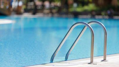 Las piscinas municipales son uno de los lugares que más empleo demandan en verano. / CARTV