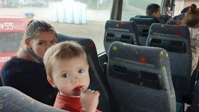 Varios niños en un autobús que evacúa a refugiados ucranianos hacia República Checa. / FUENTE: Europa Press