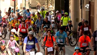 Imagen de los ciclistas por el centro de Zaragoza. / CARTV