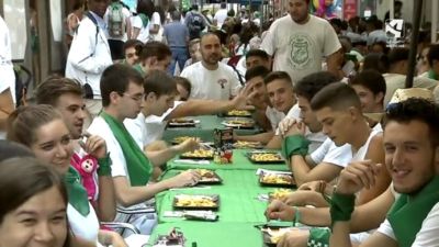 Varios grupos de amigos almuerzan en unas fiestas de San Lorenzo previas a la pandemia.