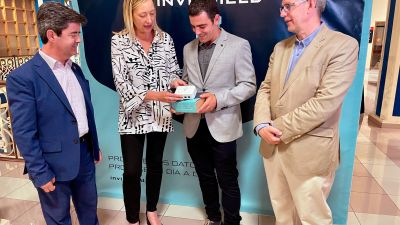 La consejera de Economía, Marta Gastón; el alcalde de Huesca, Luis Felipe, y Lorenzo Dieste, director de Invishield. / Foto: Aragón Press