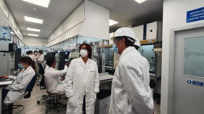 Arturo Aliaga, durante su visita, este miércoles, a la fábrica de Rolabo, en el polígono Malpica de Zaragoza.