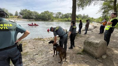 Agentes de la Guardia Civil y Bomberos en el operativo de búsqueda del menor desparecido. / Foto: Guardia Civil