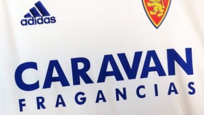 La marca de Caravan Fragancias luce en la camiseta del Real Zaragoza.