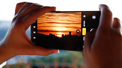 Una mujer haciendo una foto del atardecer con su móvil. / Europa Press
