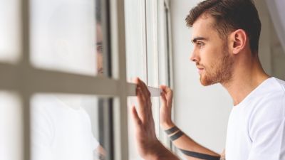 Un joven en una ventana. / Europa Press