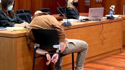 Imagen del presunto asesino, dormido en la sala. / CARTV