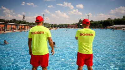 Dos socorristas, en una piscina. / Europa Press