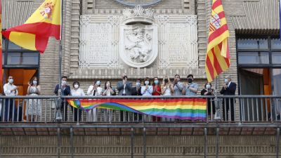 La pancarta objeto del recurso en el balcón del Ayuntamiento./ Archivo.