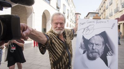 El actor y director de cine británico Terry Gilliam, momentos antes de recibir el premio Luis Buñuel. / EFE