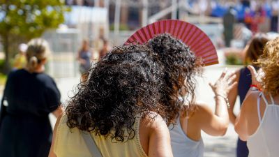 Un mujer se protege del sol y el calor con un abanico. / Europa Press