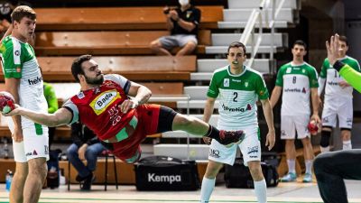 Iván Montoya durante un partido con el Bada Huesca.