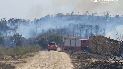 Varias cuadrillas trabajan en Nonaspe para controlar las llamas. / Diputación de Zaragoza
