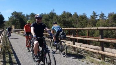 Ciclistas recorren un tramo de la Vía verde de Ojos Negros./ Foto: Archivo DGA.