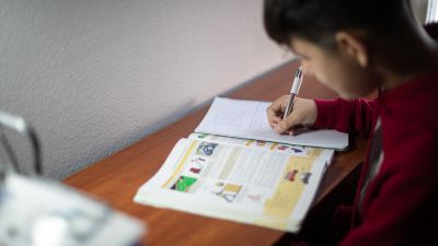 Un niño haciendo sus deberes. / Europa Press.