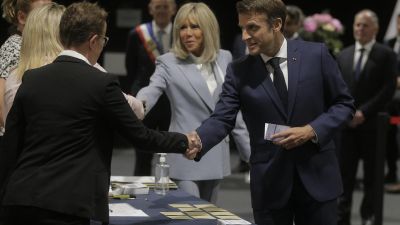 El presidente francés Emmanuel Macron y su esposa, Brigitte Macron, llegan para votar en Le Touquet, en el norte de Francia. (EFE/EPA/Michel Spingler).