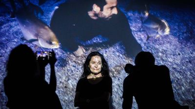 La fotógrafa Isabel Muñoz, durante la presentación de la muestra. / Ayuntamiento de Zaragoza