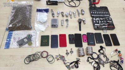 La Guardia Civil investiga la procedencia de maquinaria y de los relojes de alta gama, ante una posible imputación de delitos de robo ocurridos en la zona de Caspe. (Foto: Guardia Civil).