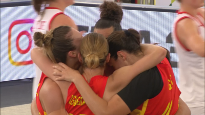 Las jugadoras de la Selección se abrazan tras vencer el último partido de este jueves.