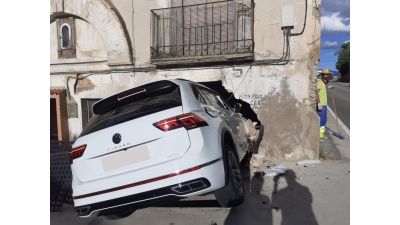 El vehículo ha dejado un agujero en la fachada de la vivienda.