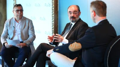 El presidente de Aragón, Javier Lambán, este viernes en un desayuno-coloquio organizado por El Periódico de Aragón. / Gobierno de Aragón