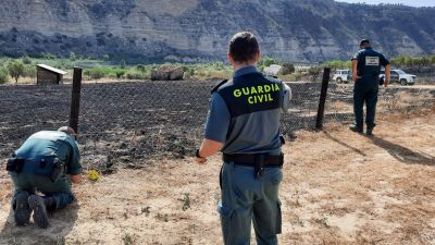 Agentes de la Guardia Civil en la finca donde se originó el fuego. / Guardia Civil