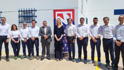 Gastón destaca la "innovación constante" de CEFA y MRA, que invertirán 43 millones en nuevos proyectos./ Gobierno de Aragón.