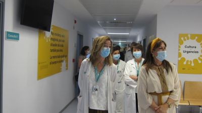 La consejera de Sanidad, Sira Repollés, visita la nueva zona de consultas del Hospital de Día de Oncología del Miguel Servet./ Europa Press.