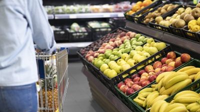 Una persona haciendo la compra en un supermercado. / Europa Press.