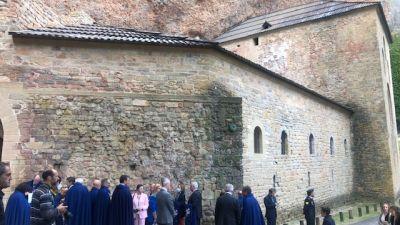 El monasterio de San Juan de la Peña ha acogido un homenaje a los reyes de Pamplona y Aragón.