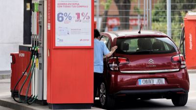 Una mujer repostando en una gasolinera. / EP.