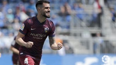 Insua durante un encuentro con la SD Huesca.