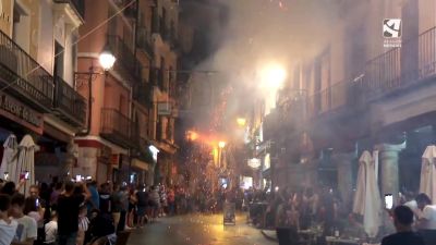 Los turolenses congregados en el centro de la ciudad para disfrutar de la traca que da comienzo a las fiestas del Ángel.