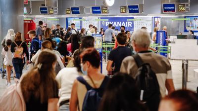 Pasajeros esperan en los mostradores de facturación de Ryanair, el día 1 de julio en Madrid. / Europa Press