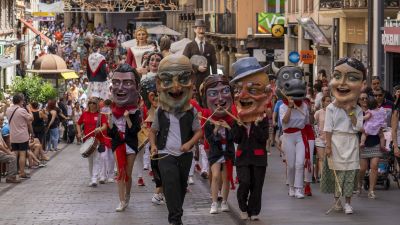 La comparsa de Gigantes y cabezudos en las calles del centro de Teruel durante las fiestas del Ángel de Teruel. / EFE.