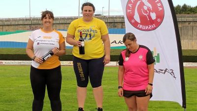 Vanesa Gil, en el podio de la prueba disputada este sábado en Basauri.