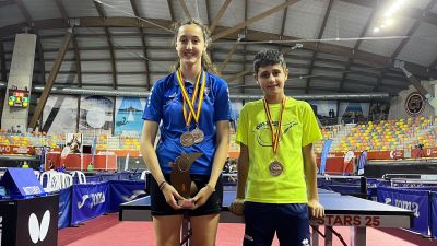 Silvia Paris y Álvaro Gimeno posan con sus medallas logradas en el Nacional.