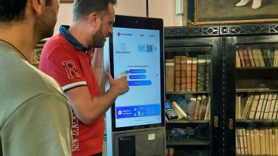 El tótem digital tiene una pantalla interactiva y un sistema intuitivo, y estará instalado en el vestíbulo de Gran Casa. | Cruz Roja
