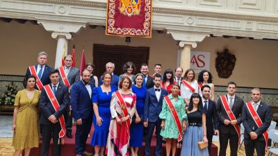 Los miembros del Seisado posan junto a la alcaldesa y miembros de la Corporación. / Ayuntamiento de Teruel.