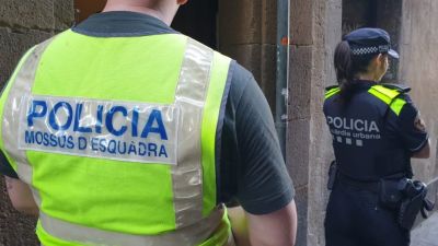 Imagen de archivo de un agente de los Mossos d'Esquadra y una agente de la Guardia Urbana de Barcelona. / Europa Press