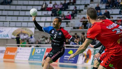 Diógenes Cruz, en un partido con el BM Sinfín en el Palacio de los Deportes de Huesca.