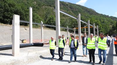 El presidente de Aragón, Javier Lambán, ha visitado las obras de la depuradora de Benasque. / EP.