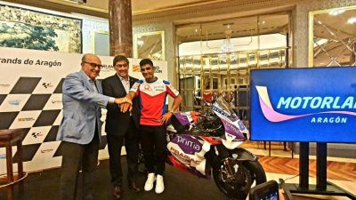 El vicepresidente del Gobierno de Aragón y presidente de Motorland, Arturo Aliaga, acompañado por Carmelo Ezpeleta, CEO de Dorna Sport y el piloto de MotoGP, Jorge Martín, han sido los encargados de presentar oficialmente el evento en el hotel Wellington de Madrid. / Gobierno de Aragón